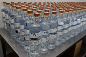 Garrafas de Ivaí Gin, da destilaria Água da Glória