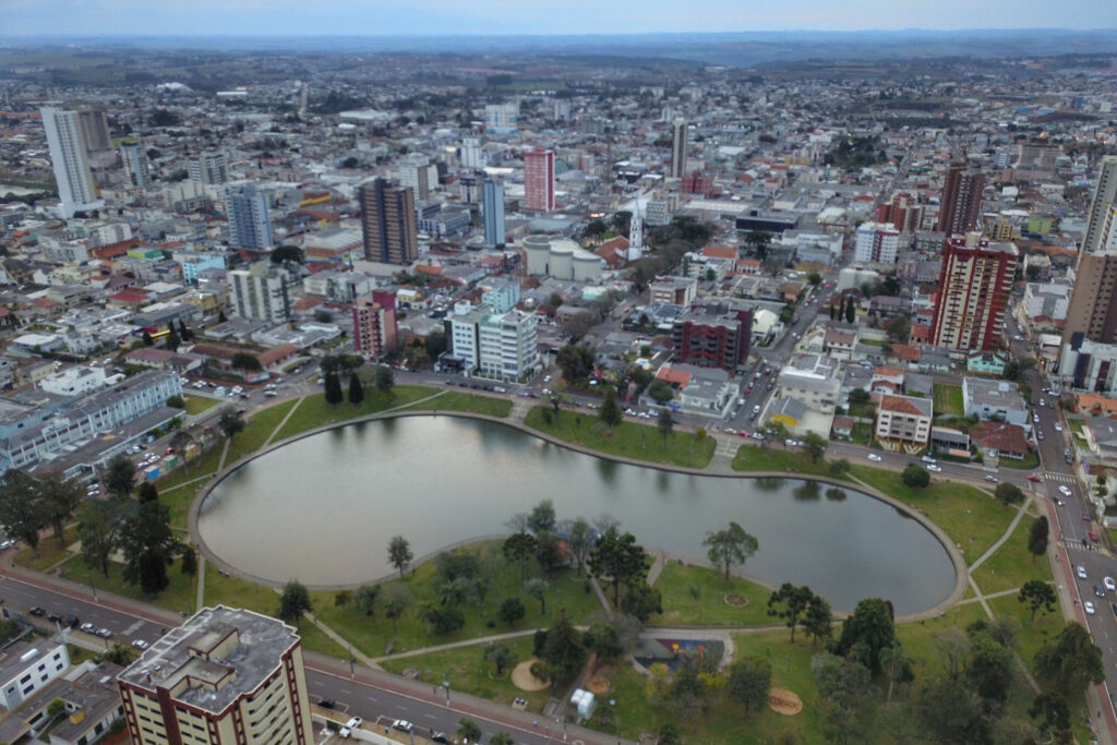 Vista aérea da cidade de Guarapuava e seu lago central