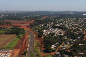 A cidade de Foz do Iguaçu, vista de cima. Ao fundo, a segunda ponte de ligação do Brasil com o Paraguai pelo município