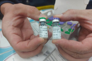 Foto mostra a ampola da vacina Qdenga junto ao seu solvente, que é uma solução de cloreto de sódio e água