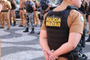 Policial militar é visto de costas no Paraná