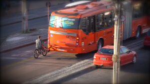 Jovem pega "rabeira" em ônibus em uma canaleta exclusiva de Curitiba