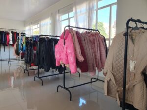 Araras de roupas novas confiscada pela Receita Federal no bazar do PROVOPAR