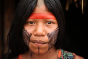Pessoa indígena com pintura facial mebengokre-kayapo