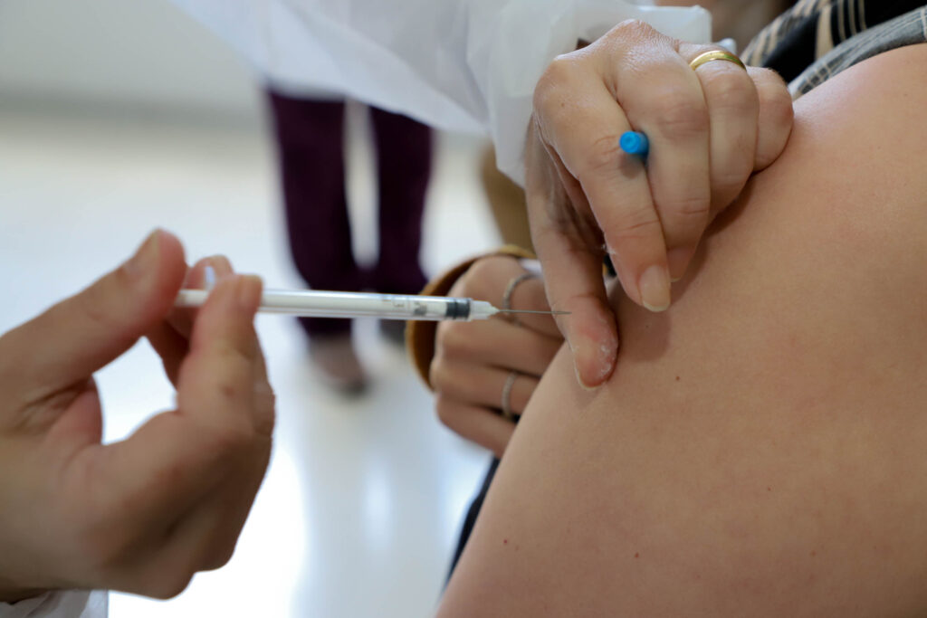 Vacina é aplicada em braço de pessoa adulta