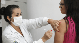 Enfermeira aplica vacina em paciente