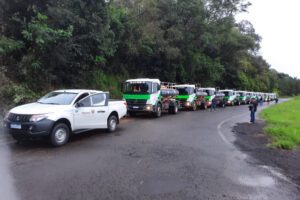 Comboio de caminhões pipa em fila