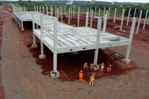 Trabalhadores perto dos pilares de concreto da futura aduana Brasil-Paraguai