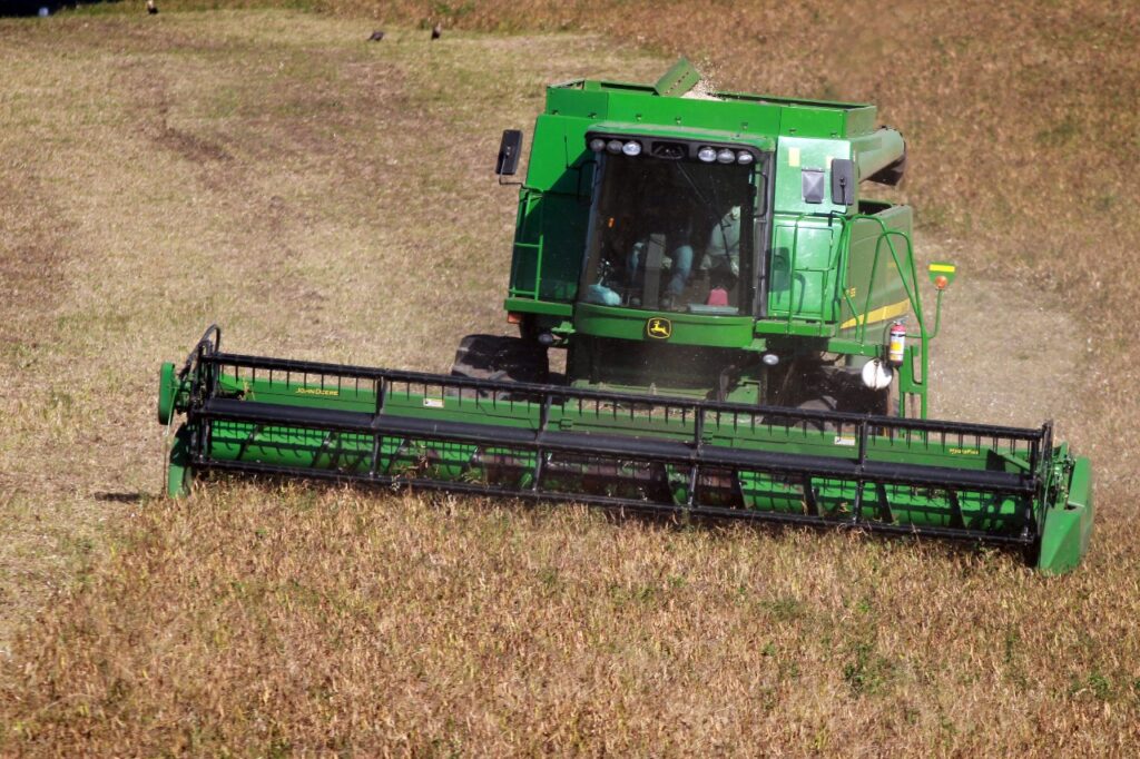 Maquinário pesado processa campo