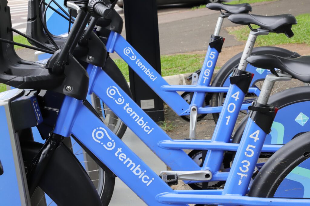 Bicicletas azuis da empresa Tembici