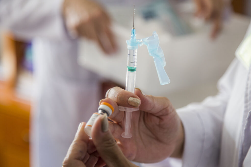 Agulha e frasco com dose da vacina anticovid