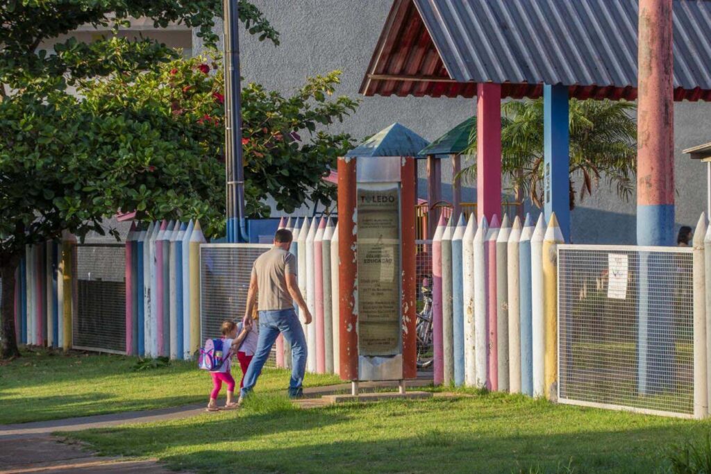 Adulto leva criança para creche