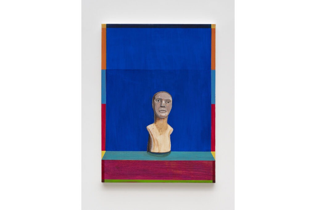 Quadro de um busto em bege, o fundo é azul