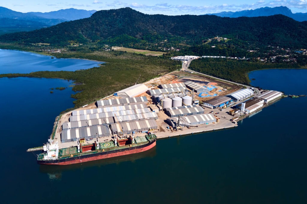 Porto de Antonina com navio atracado