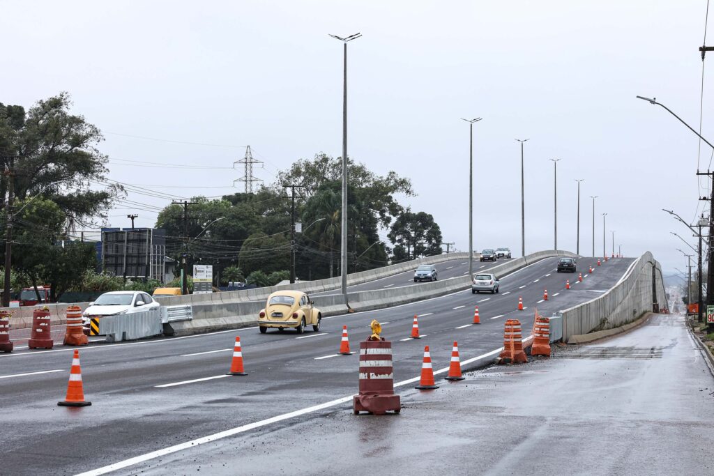 Viaduto com pista superior com carros passando a imagem da esquerda a direita