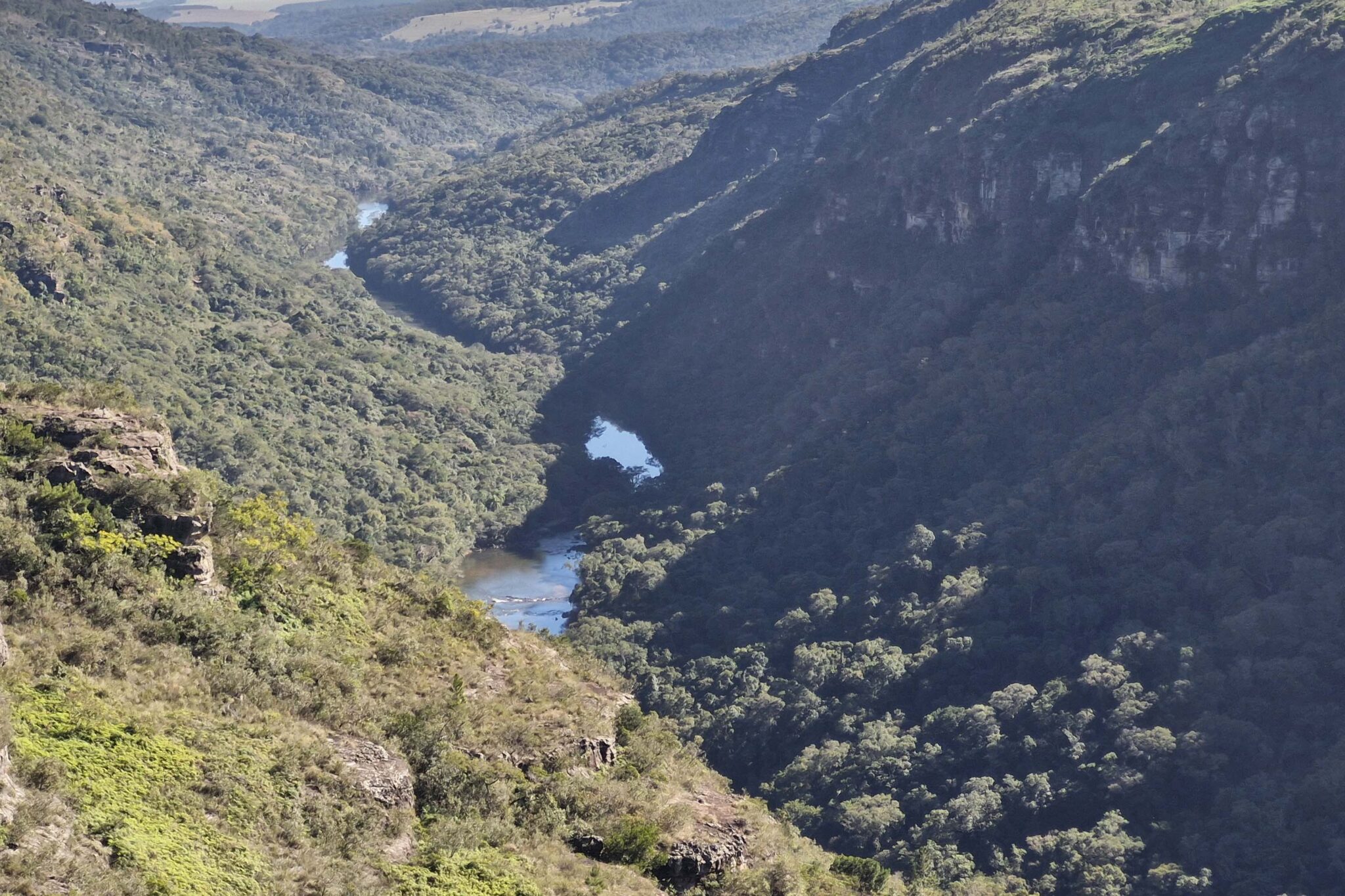 Rio correndo entre cânion.