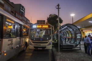 Ônibus de Barreirinha estacionado em Terminal do Guadalupe
