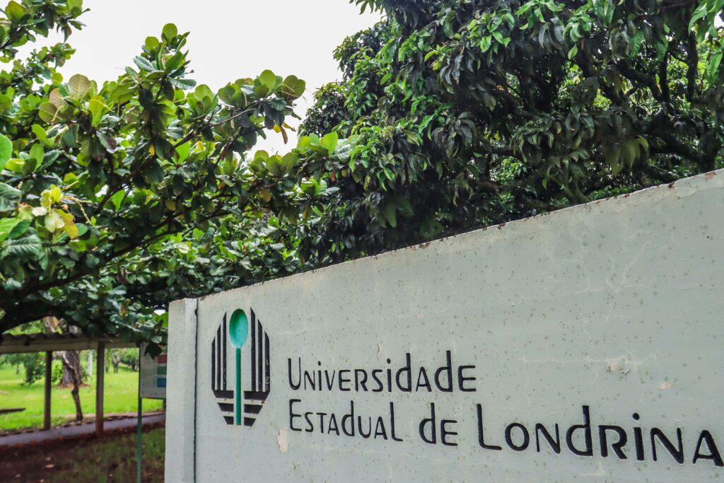 Placa de pedra escrito Universidade Estadual de Londrina