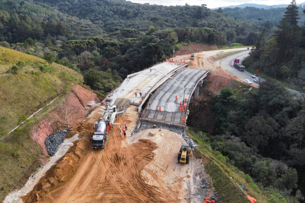 Sítio de obras em rodovia