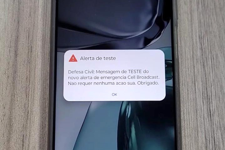 Celular com notificação de alerta climático para teste da Defesa Civil