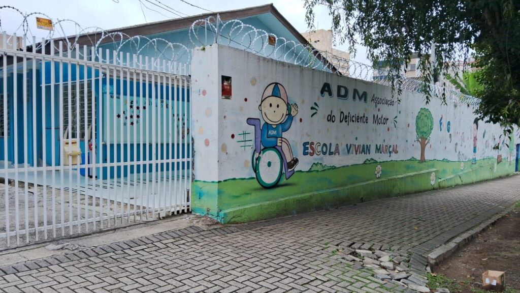 Fachada da escola Vivian Marçal.