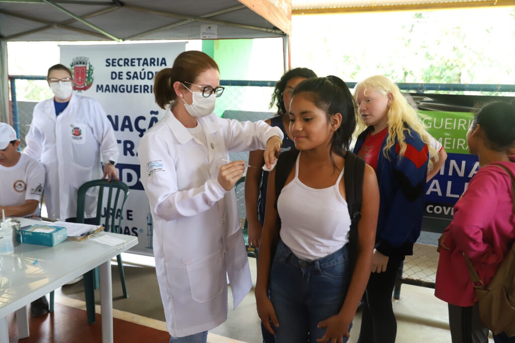 Profissional de saúde aplica vacina em braço de pessoa