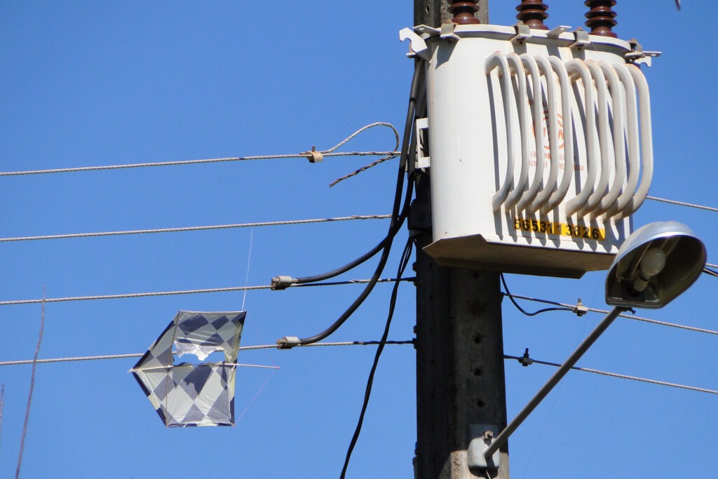 Pipa presa em fio de luz próximo a um transformador em poste