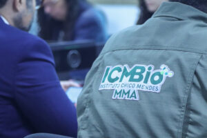 Jaqueta vista de trás. Estampa diz: ICMBio, Instituto Chico Mendes, MMA