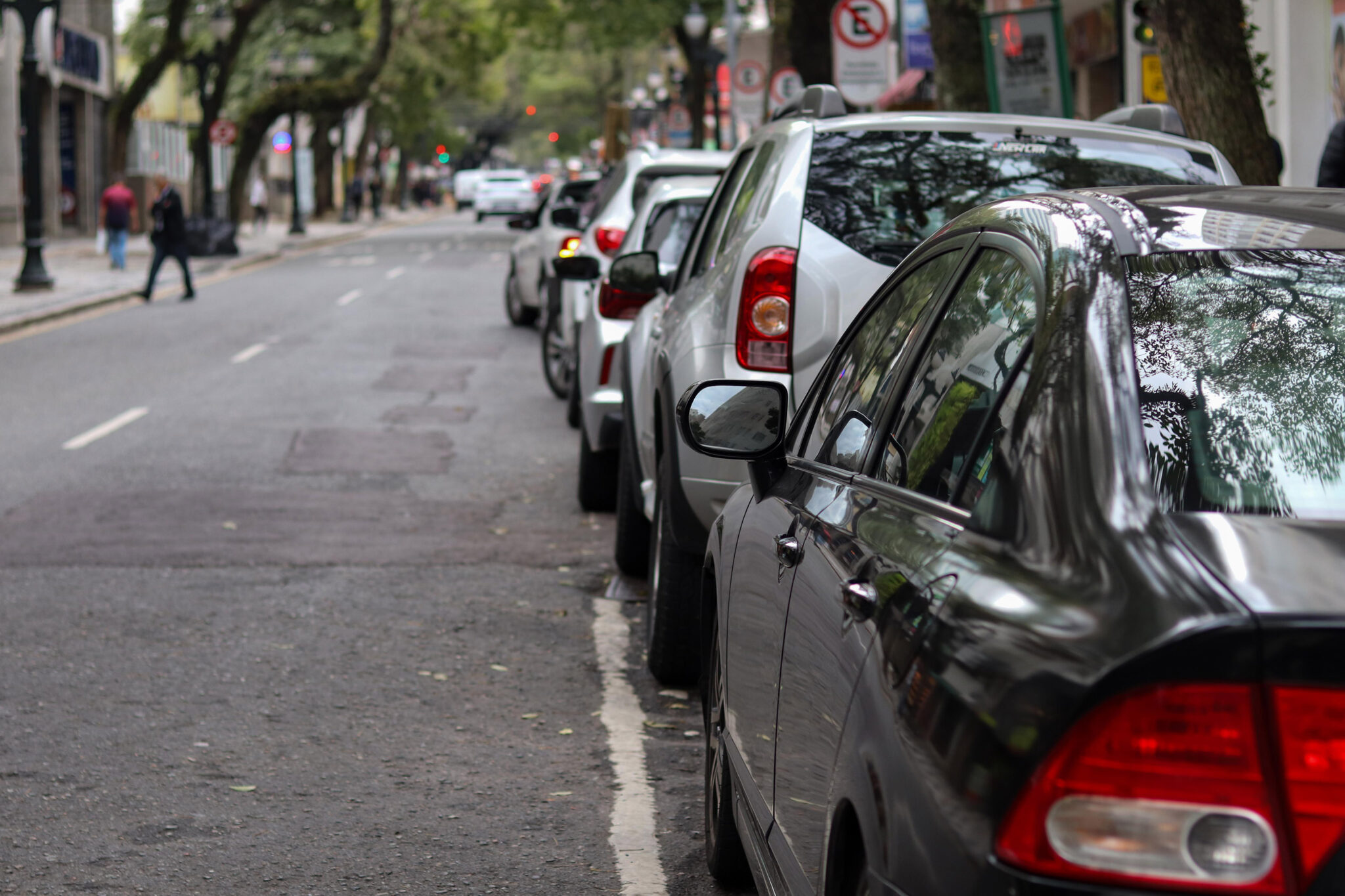 Fila de carros estacionados