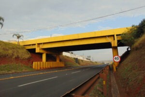 Viaduto amarelo sob estrada pavimentada