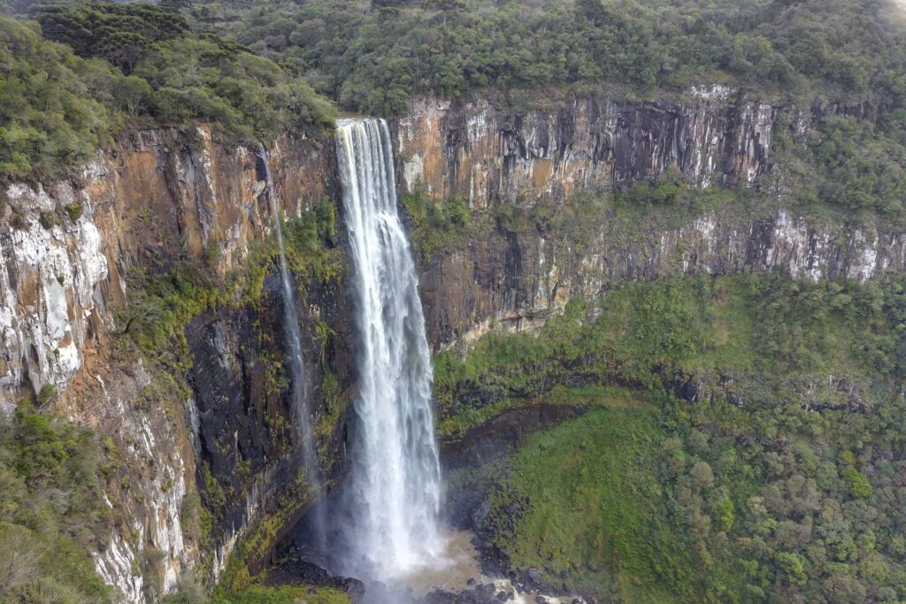 Cachoeira cai de formação rochosa que parece uma grande mesa