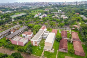 Imagem aérea de campus da Universidade Estadual de Londrina