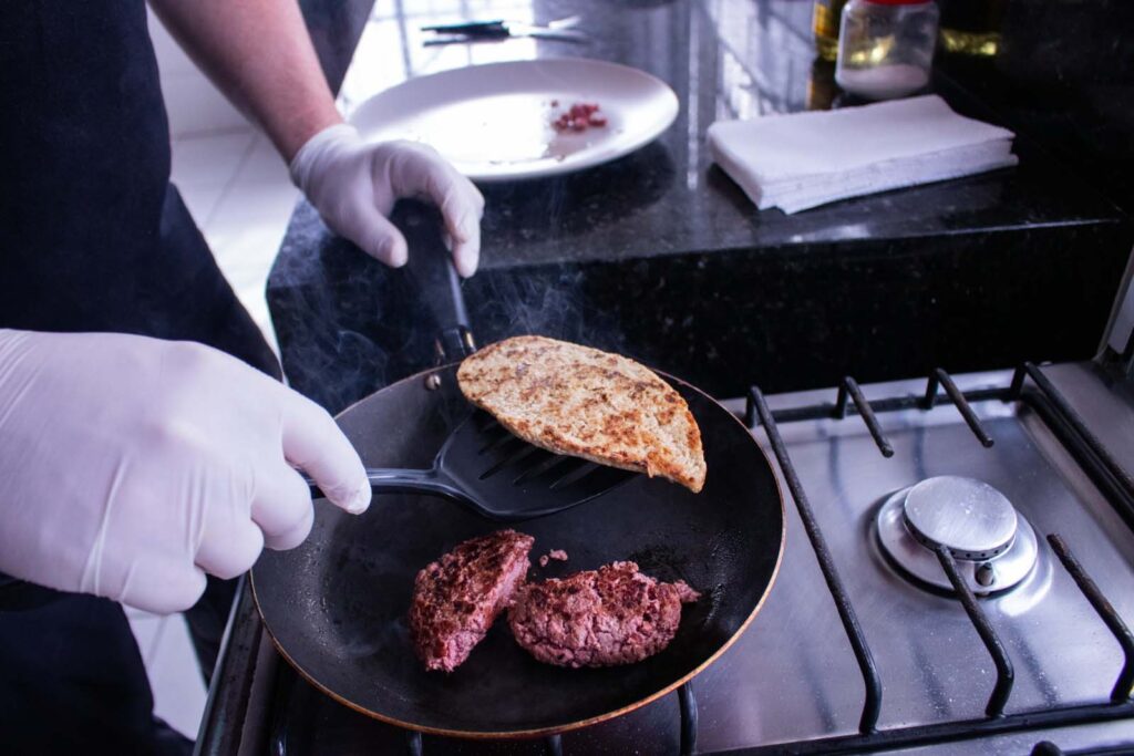 Filés de "carne" são cozinhados em frigideira. Eles aparentam ser de frango