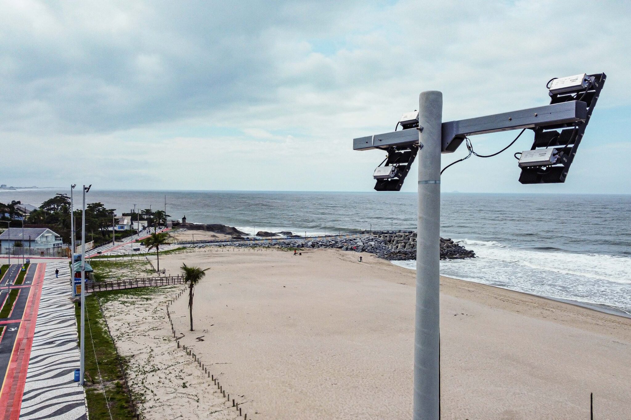 Poste apontado para a praia