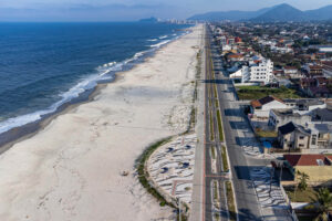 Imagem aérea da praia de Matinhos com pequena faixa da restinga plantada.