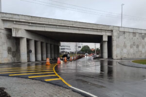 Viaduto com passagem inferior com alguns poucos cones laranjas