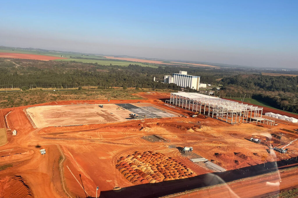 Imagem aérea de canteiro de obras