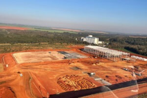 Imagem aérea de canteiro de obras