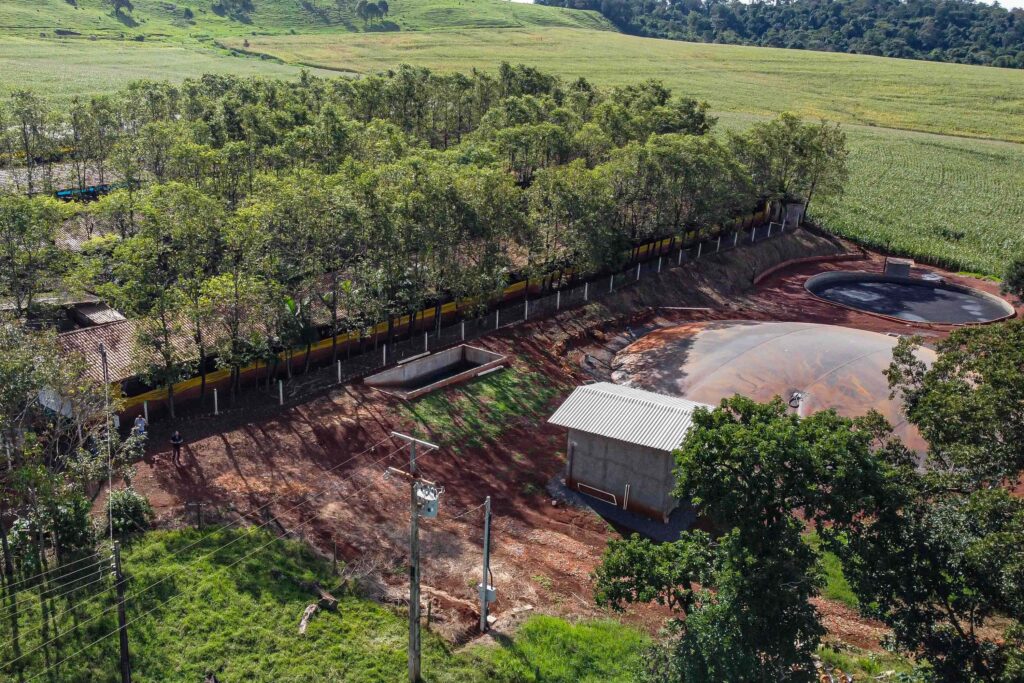 Imagem aérea de propriedade rural com pequena usina de biogás.