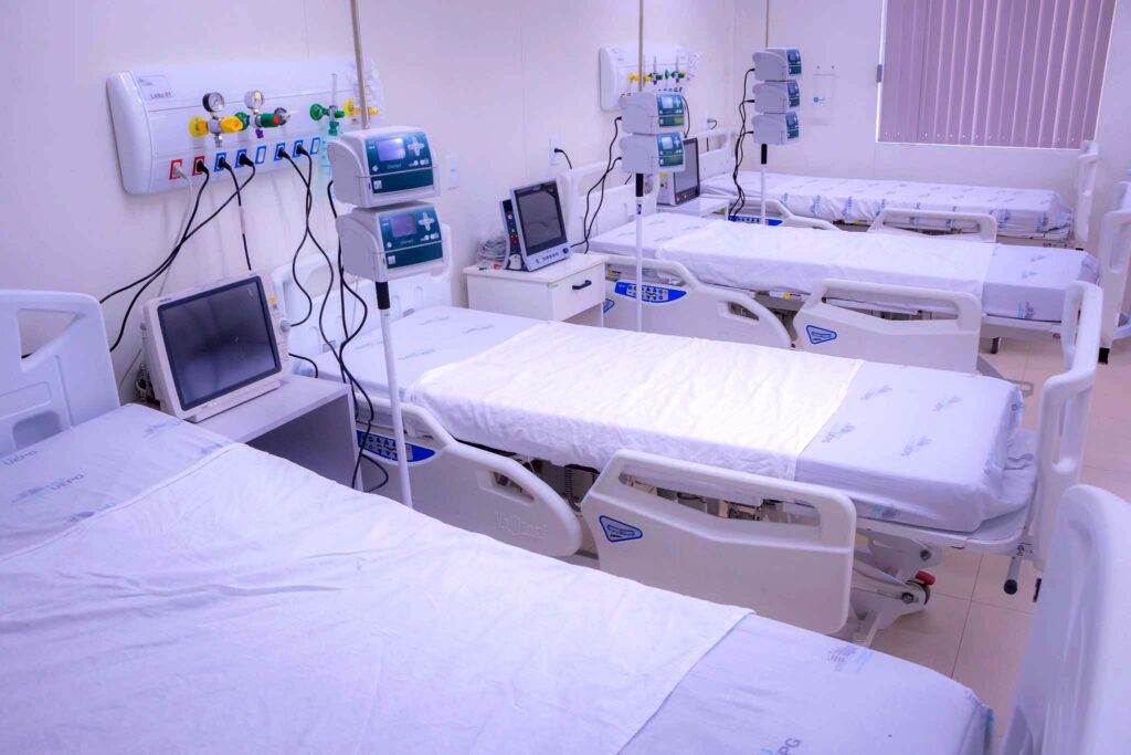 Sala de hospital com macas vazias