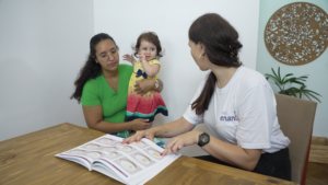 Pesquisadora do Enani faz entrevista com mãe e criança