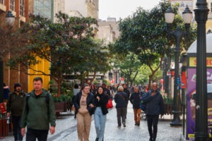 Pessoas andam em calçadão