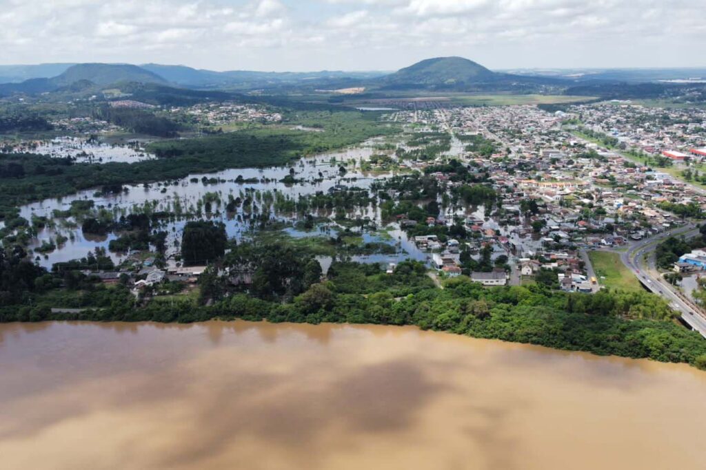 Foto aérea da cidade de União da Vitória na beira do Rio Iguaçu.