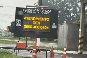 Letreiro móvel de trânsito para avisos. Está escrito "Atendimento DER 0800 400 0404"