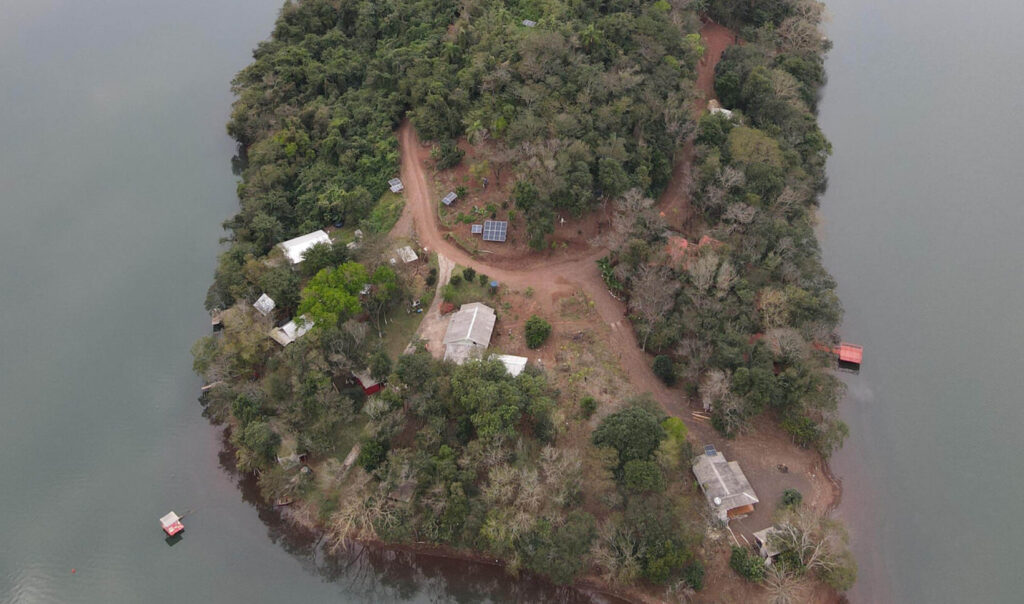 Imagem aérea de propriedade rural que desmatou área verde para construção.