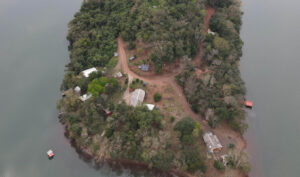 Imagem aérea de propriedade rural que desmatou área verde para construção.