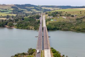 Foto aérea de ponte com duas vias em sentidos opostos.