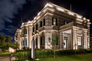 Exterior do Museu Paranaense com as luzes externas ligadas