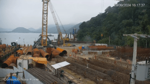 Imagem de câmera instalada dentro de canteiro de obras na Ponte de Guaratuba Matinhos