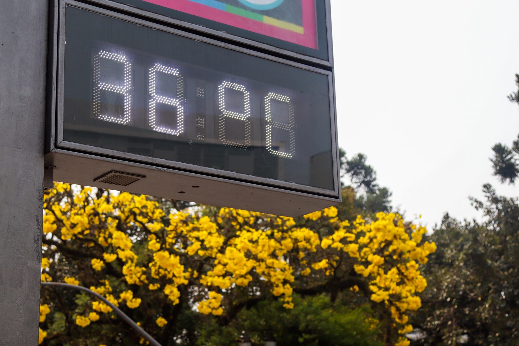 Letreiro mostra que temperatura está em 36 graus